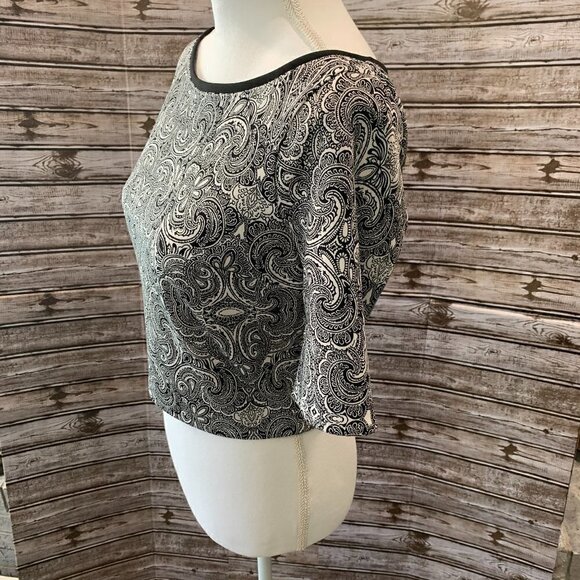 EXPRESS Black & White Zipped Paisley Pattern Cropped Top - Picture 4 of 9